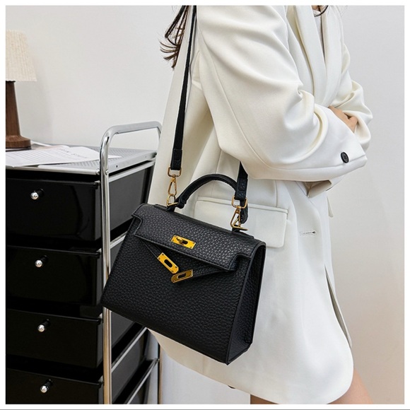 Black Kelly Textured Designer Turnlock Shoulder Crossbody Bag - Picture 6 of 13